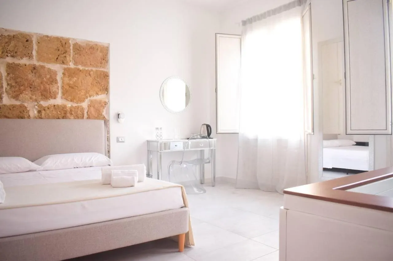 فندق مبيت وإفطار أفولا Yllen Rooms إيطاليا