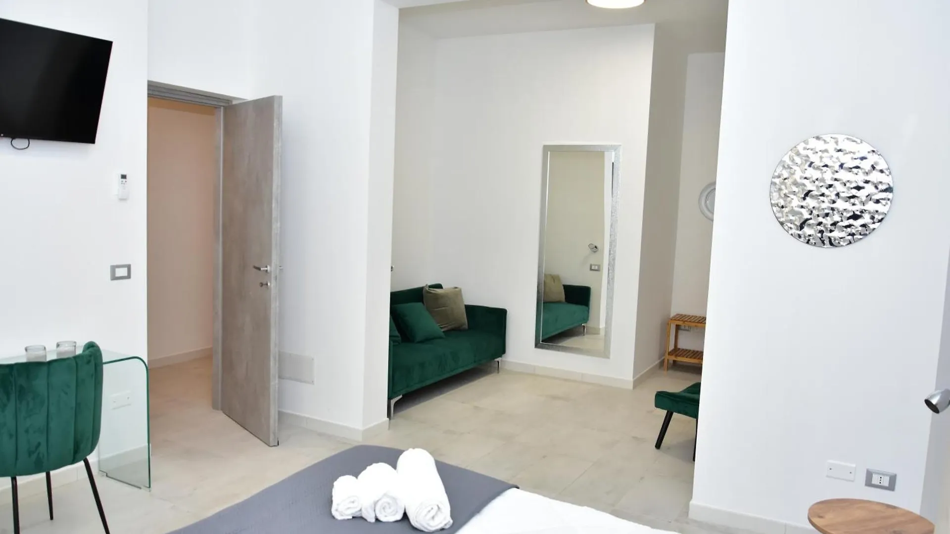 أفولا Yllen Rooms إيطاليا