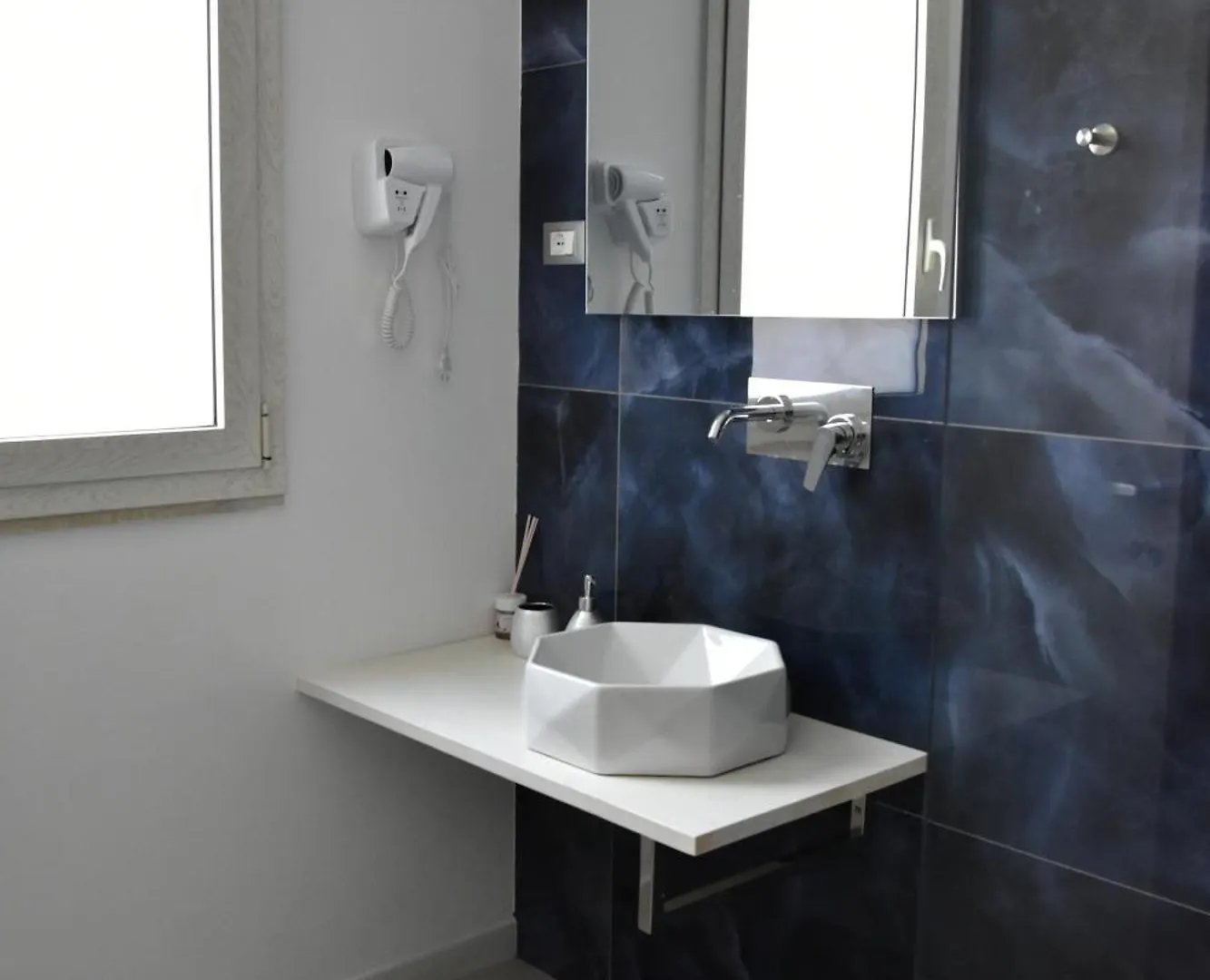 أفولا Yllen Rooms فندق مبيت وإفطار