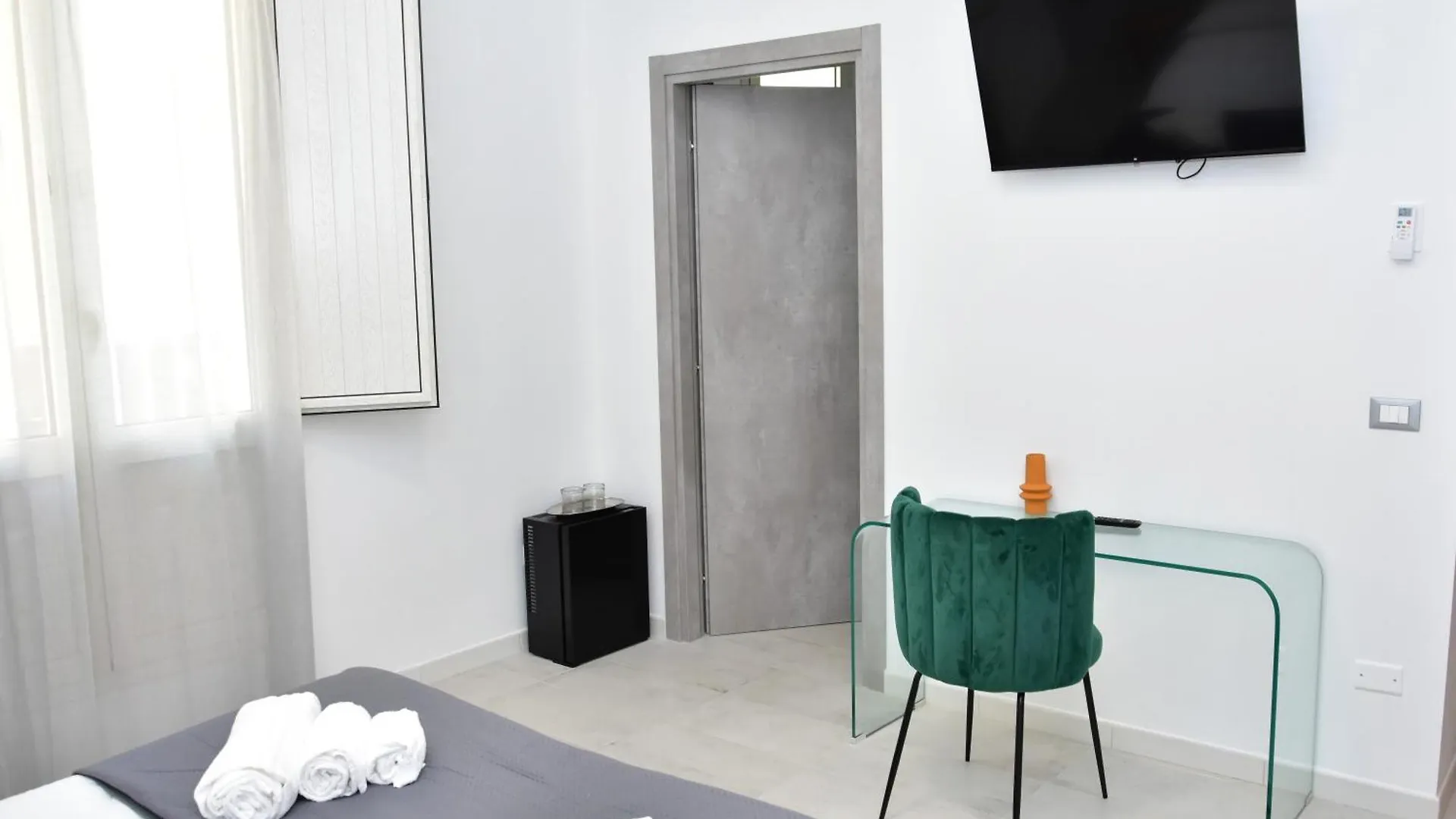 فندق مبيت وإفطار أفولا Yllen Rooms إيطاليا