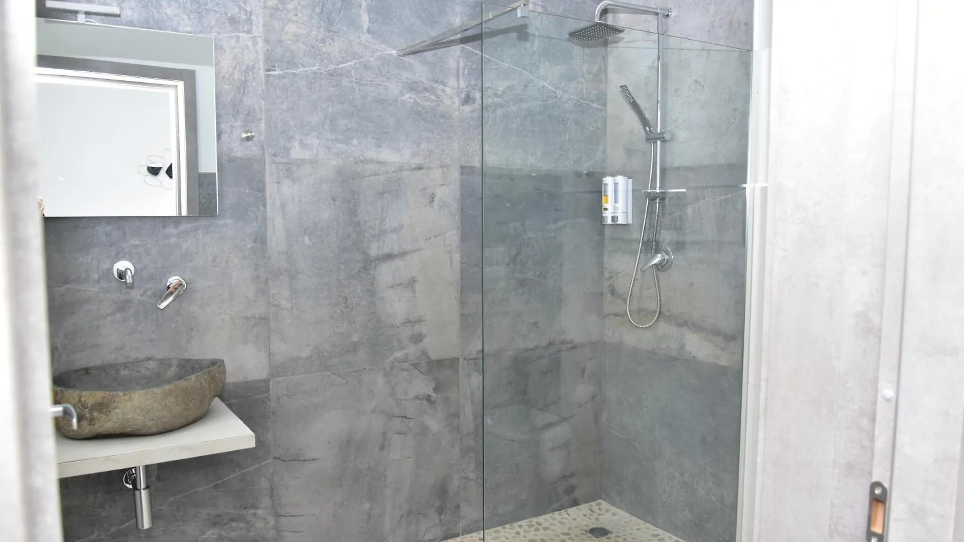 فندق مبيت وإفطار أفولا Yllen Rooms