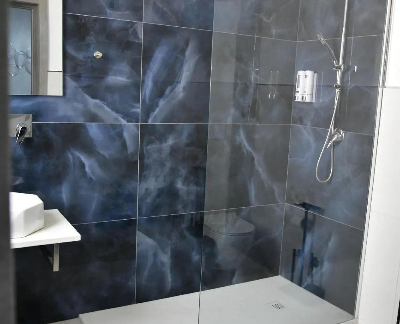 فندق مبيت وإفطار أفولا Yllen Rooms إيطاليا
