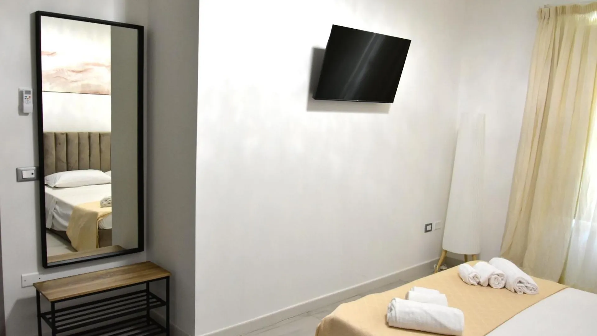 فندق مبيت وإفطار أفولا Yllen Rooms إيطاليا