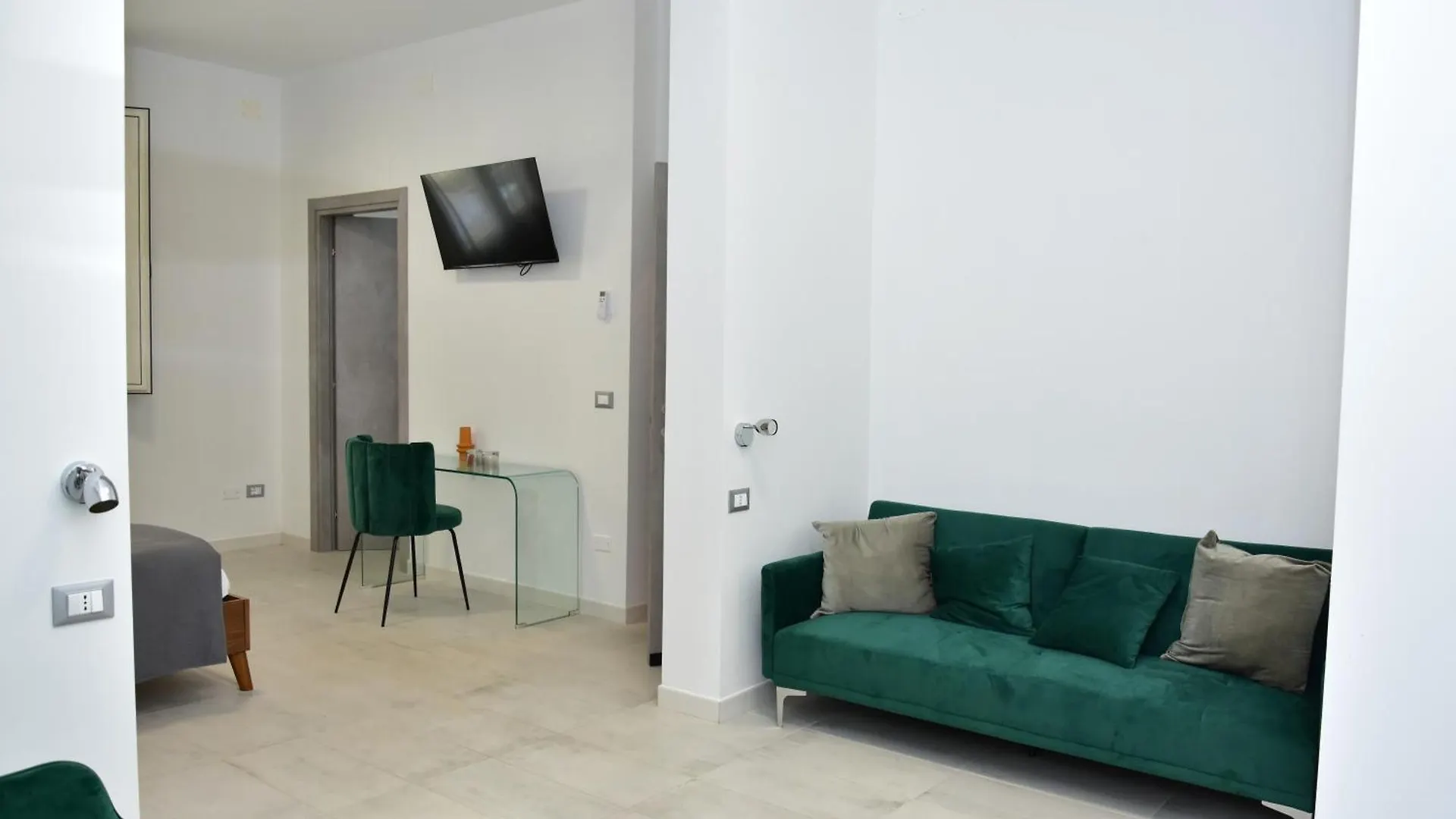 فندق مبيت وإفطار أفولا Yllen Rooms إيطاليا